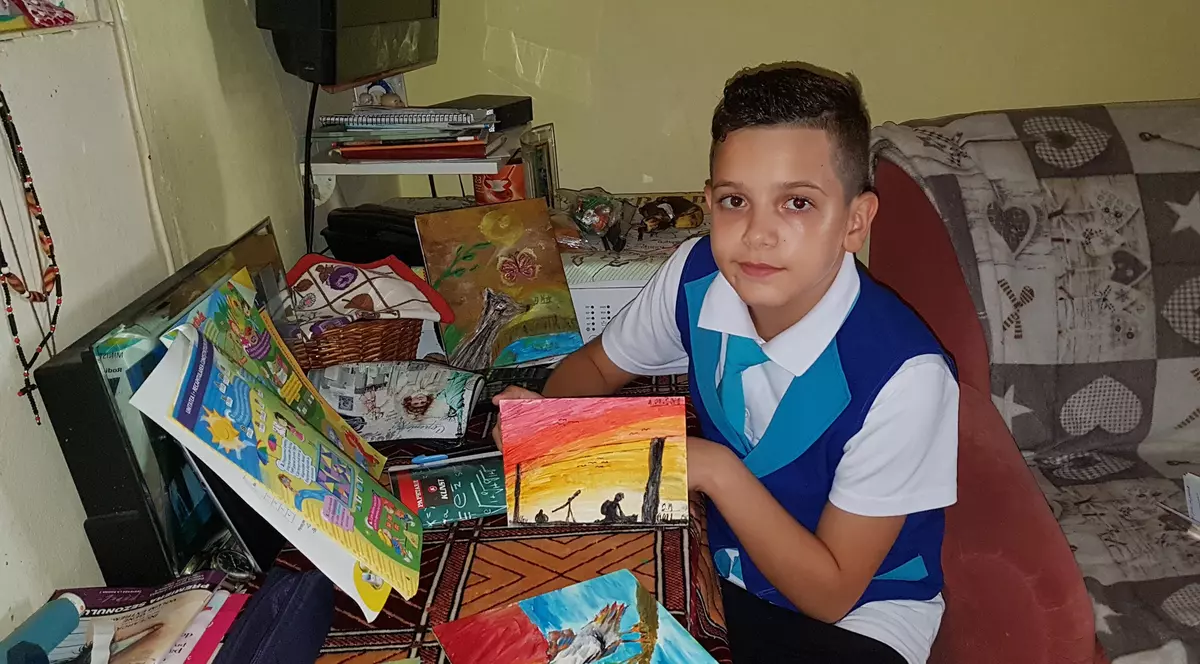 Un băiețel de 10 ani își vinde picturile ca să-și cumpere hăinuțe de iarnă