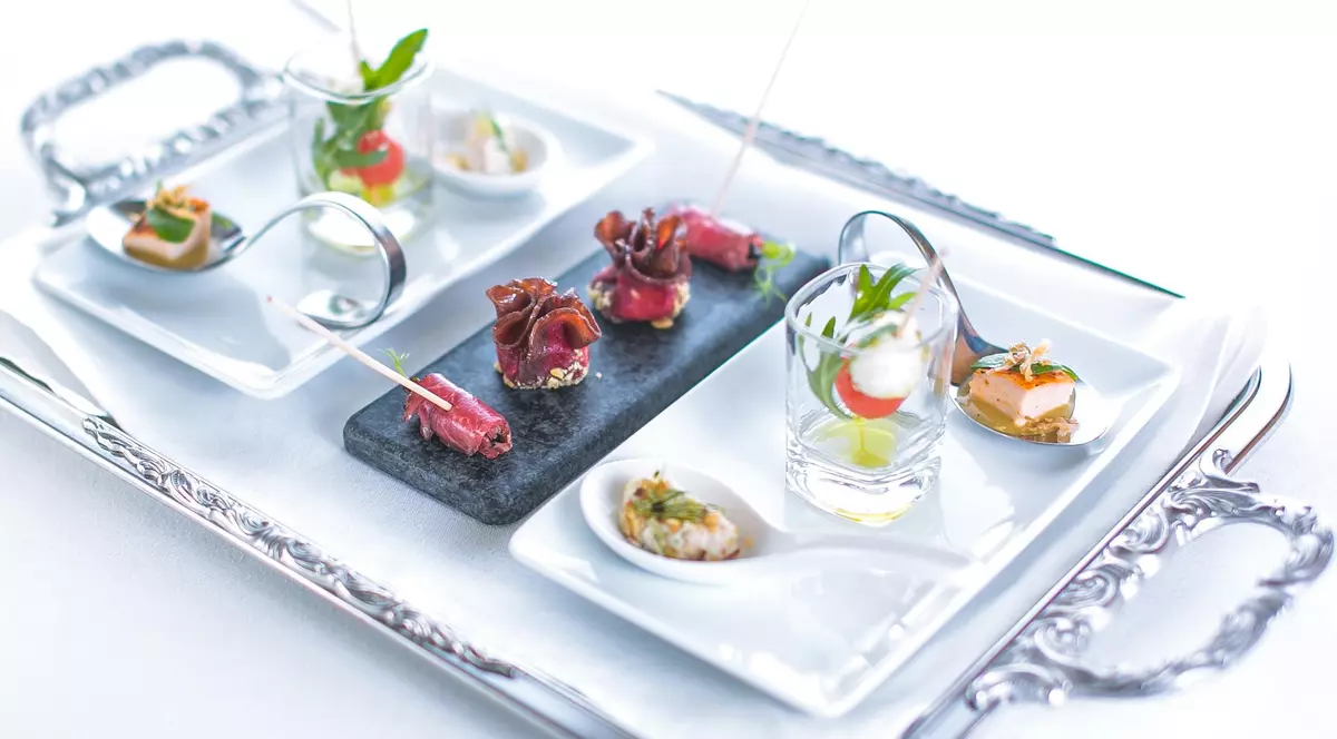 Piciorușe de broască picante, caviar și palincă de piersici, în meniul restaurantului unde face nuntă Cristi Borcea!