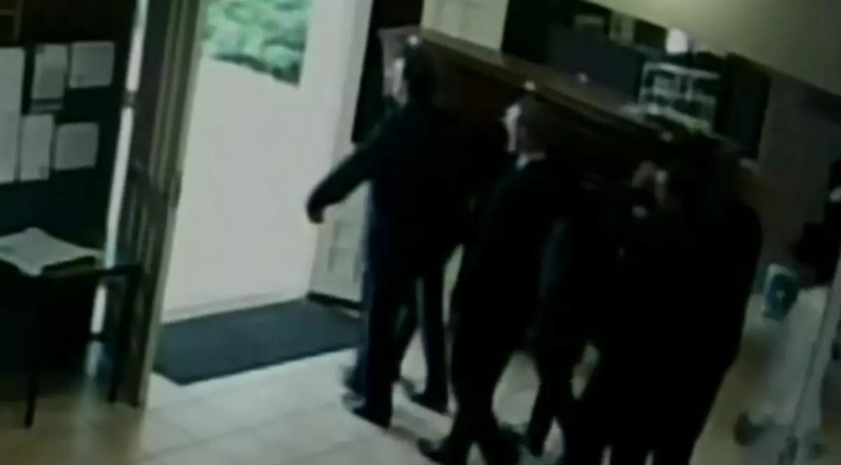 Hoțul de la înmormântări! Un bărbat a furat donațiile pentru un copil autist care tocmai își pierduse tatăl!