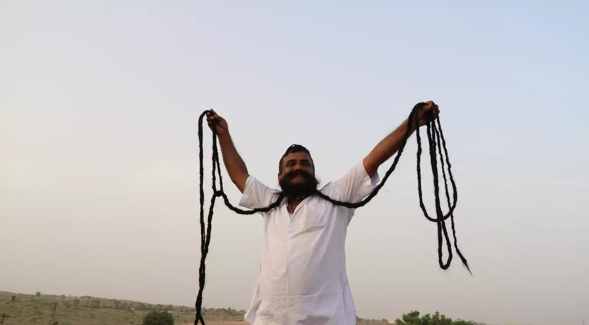 GALERIE FOTO| Bărbatul cu cea mai lungă mustață din lume. Și-o crește de 33 de ani