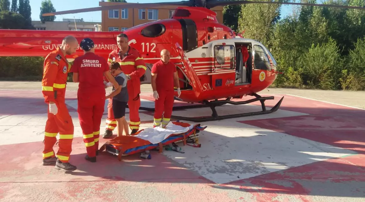 Un copil a rămas agățat în gardul școlii după ce a încercat să-l sară. Intervenție cu elicopterul SMURD la fața locului | VIDEO