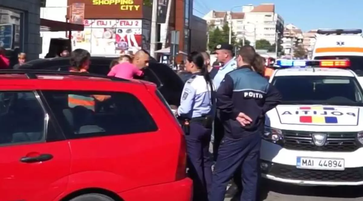 O fetiță de doi ani din Botoșani a fost abandonată în mașină