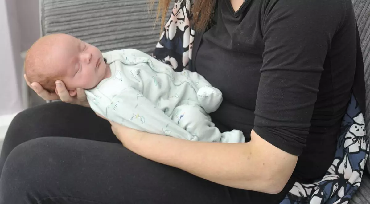 O tânără diagnosticată cu cancer în stadiu terminal a supraviețuit cât să vadă prima aniversare a bebelușului ei