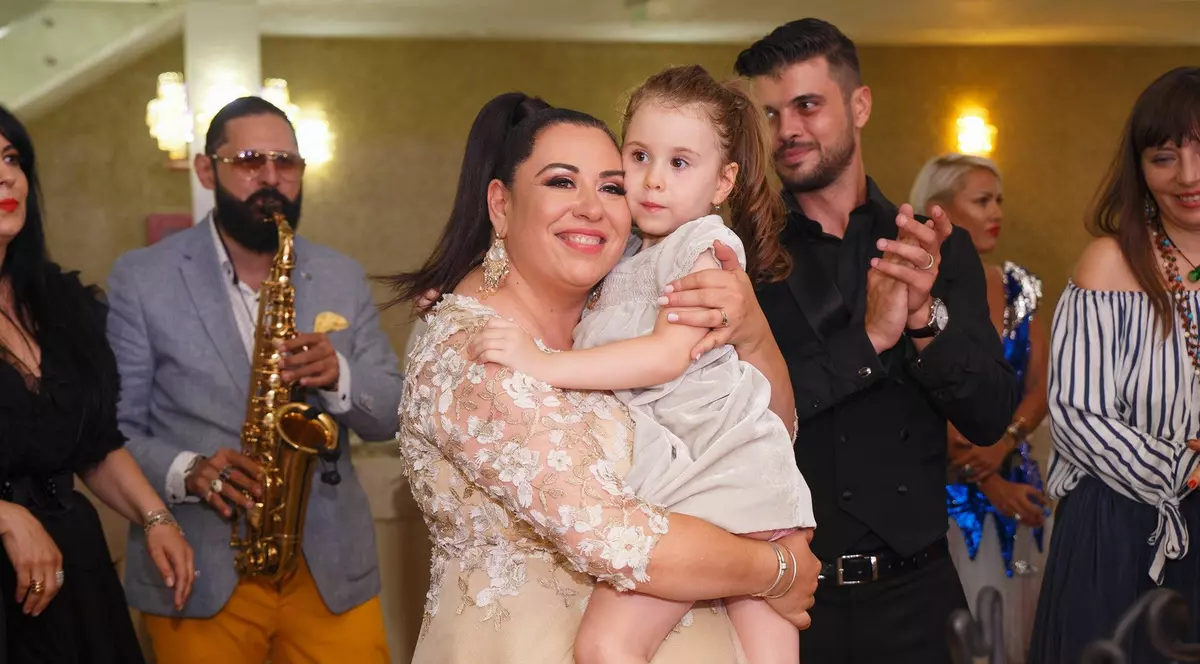 Orele de desenat si colorat continuă pt ea si acasa ! E mereu înconjurată de cărți și de creioane! Azi a fost prima zi de grădiniță din noul an! Bine ea nu a făcut pauza la gradi pe vara decat cand am.fost plecați în vacanță! In rest are atata dorința si bucurie când merge la grădiniță încât s ar duce si in weekend. Sunt o norocoasă! Isa nu a plâns nici un pic cand am dus o la grădiniță acum 2 ani , s a integrat imediat si a evoluat fantastic! Mi am dorit să am un copil bun si vesel ! Am primit mai mult decât mi am imaginat si ma gandesc ca tot binele pe care l am facut in viata mea, s a întrupat în această fetita minunată!