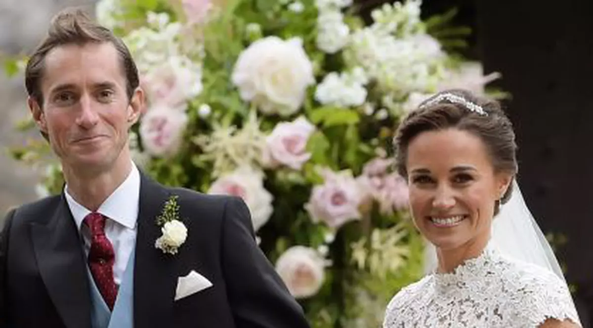 Cum arată Pippa Middleton însărcinată în 8 luni, în costum de baie