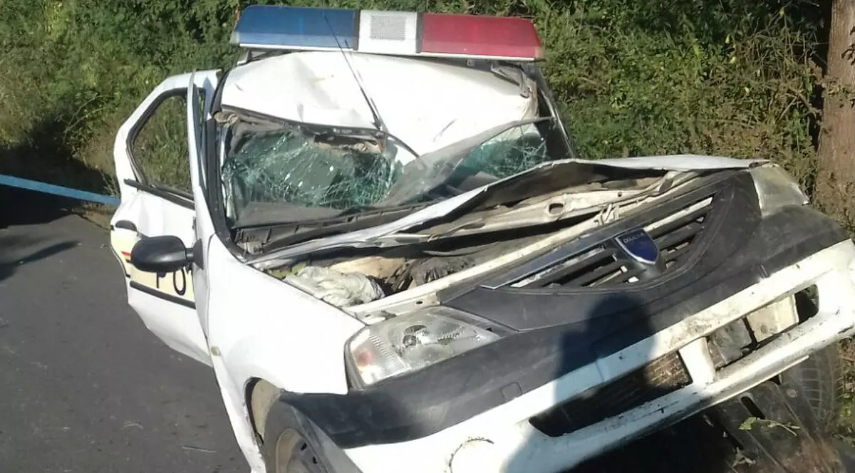 Un polițist din Constanța a fost grav rănit, la Seimeni. Mașina omului legii, după accident