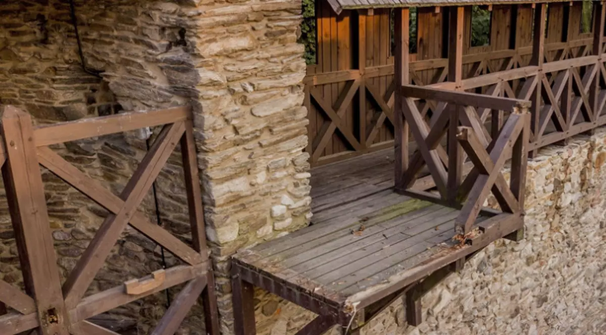 O femeie a murit după ce un balcon al unui monument istoric s-a rupt! Ea venise să le arate un castel unor prieteni