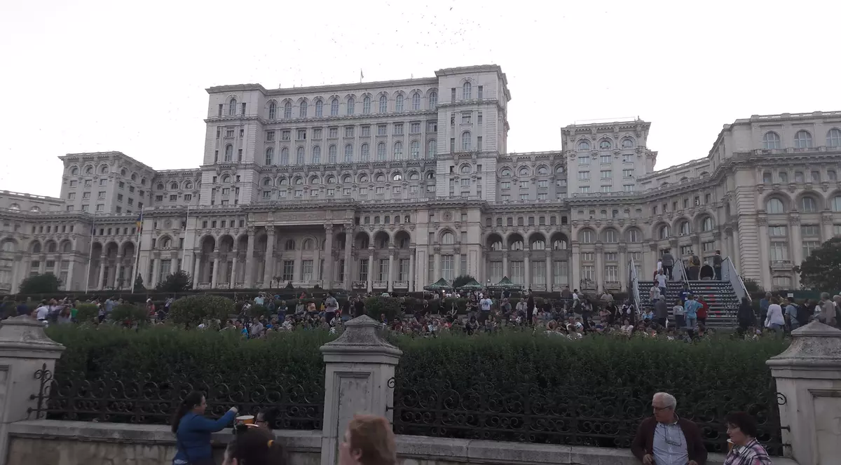 FOTO/ Soluția găsită de Primărie pentru concertul lui Rod Stewart. Pasarele montate pentru ca oamenii să poată intra în curtea Parlamentului