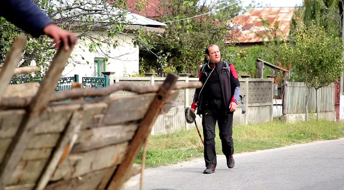 Primarul din Copșa Mică, la un an după ce a mers pe jos până la București. Primarul din Copșa Mică mergând pe stradă