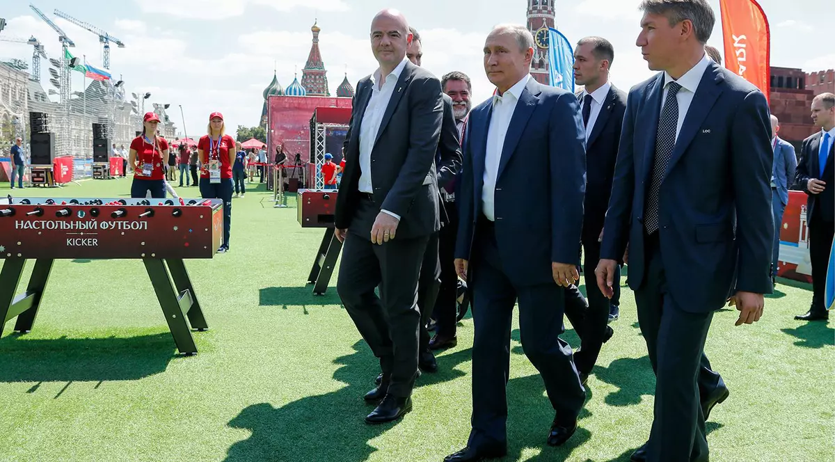 Explicație foto: De la stânga la dreapta: Gianni Infantino, Vladimir Putin și Aleksei Sorokin, în Piața Roșie, pe timpul World Cup 2018. Foto: Gazeta.ru