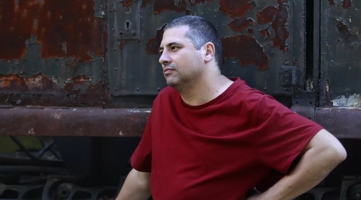 Regizorul Radu Jude, în timpul filmărilor pentru lungmetrajul 