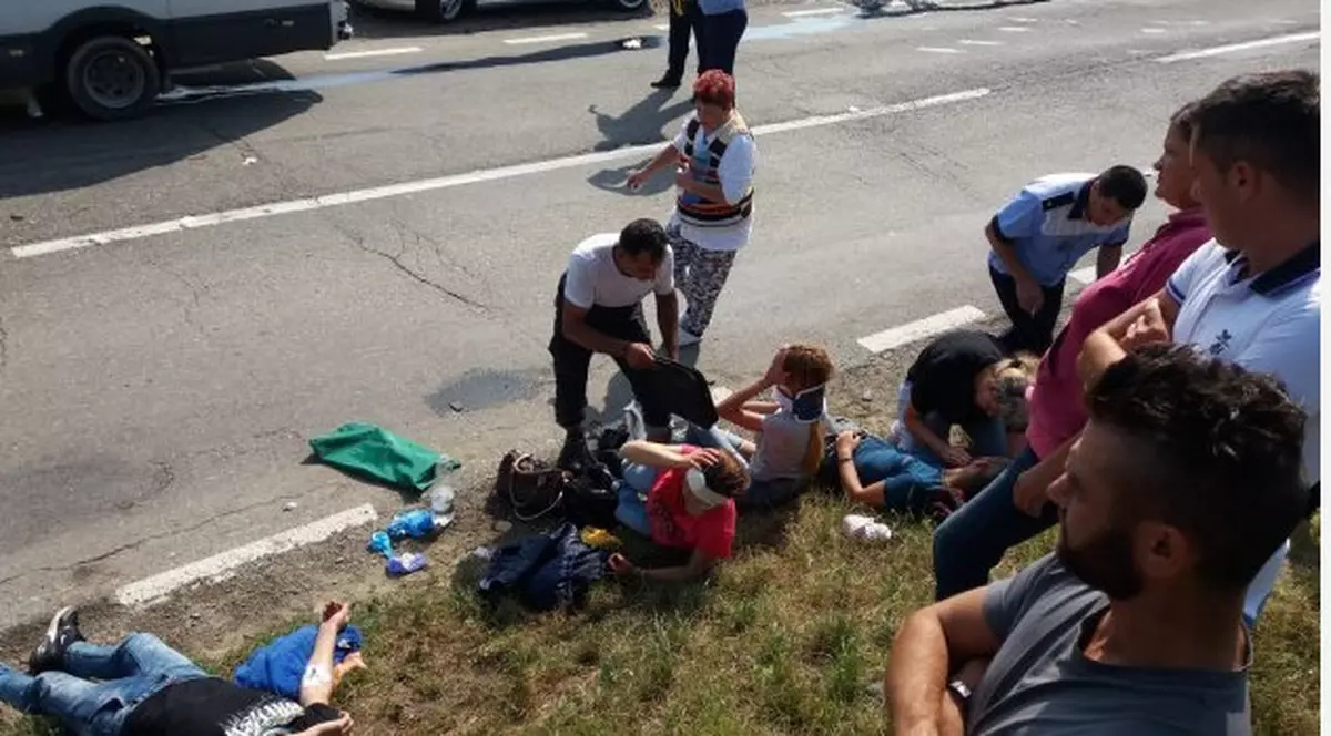 11 persoane au fost rănite în urma coliziunii unui microbuz cu o autoutilitară, la Iași