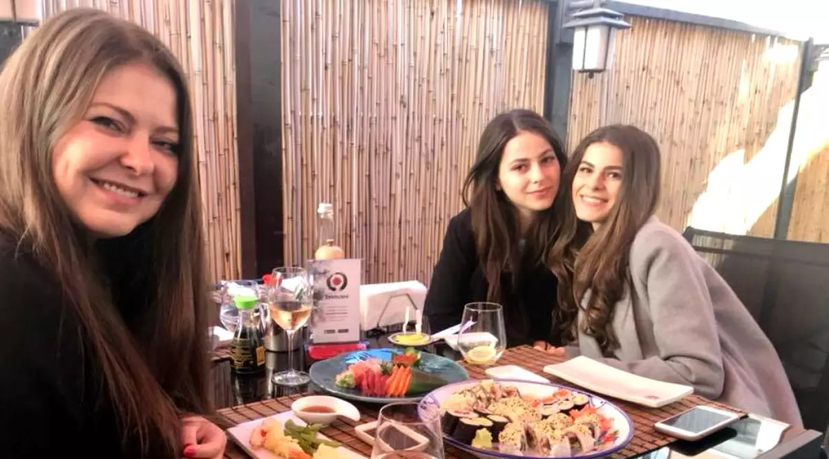 Rita Mureşan, împreună cu cele două fiice, stau la masă singure, fără Ioan Lucian Mureşan