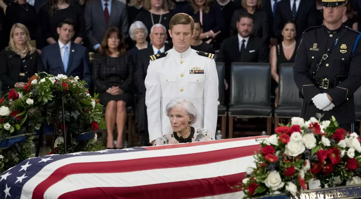 FOTO/ Imagini emoționante. Mama lui John McCain, în vârstă de 106 ani, la căpătâiul fiului ei