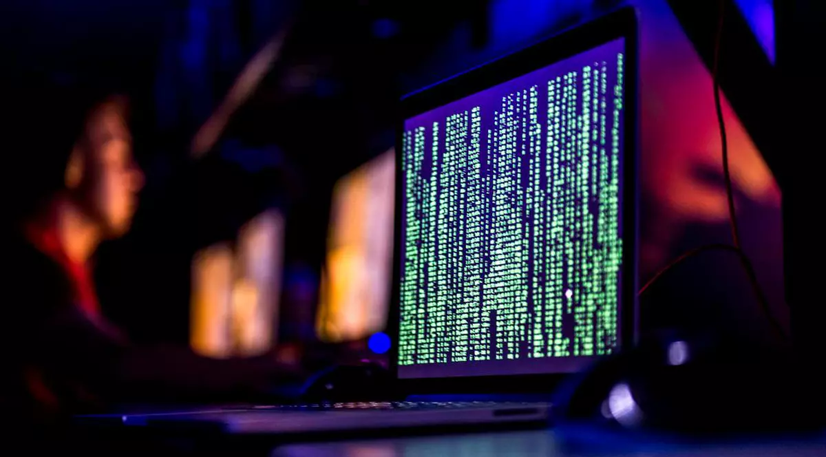 Cum arată site-urile instituțiilor de stat față de acum zece ani. MacBook Pro cu screen saver Matrix