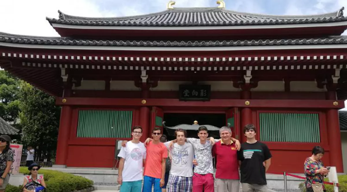 România a câştigat trei medalii de argint şi una de bronz la Olimpiada Internaţională de Informatică din Japonia. Imagine cu elevii premiați