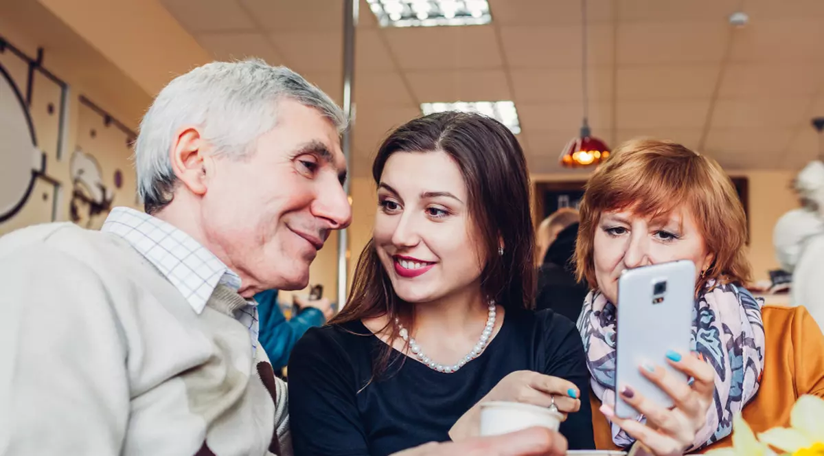5 accesorii extrem de utile pe care să le faci cadou părinților tăi împreună cu un smartphone