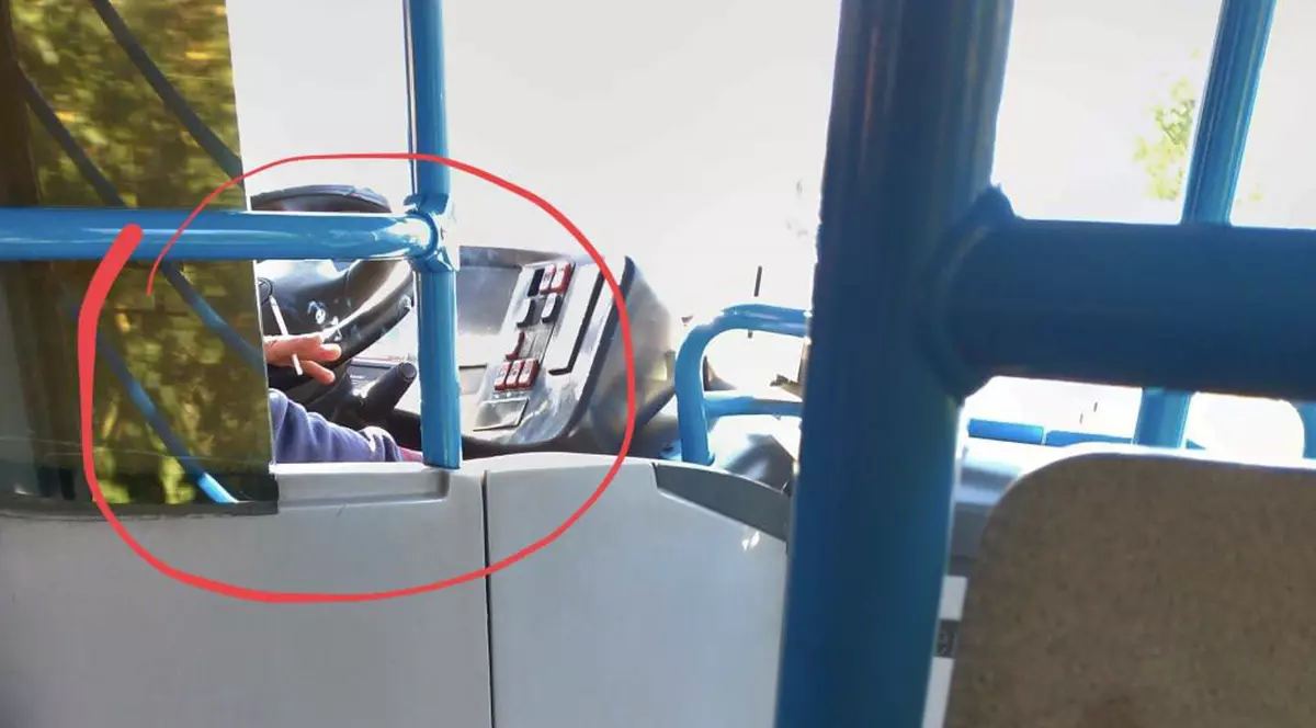 Un șofer care fumează, surprins la volanul unui autobuz în Timișoara. Ce sancțiuni riscă