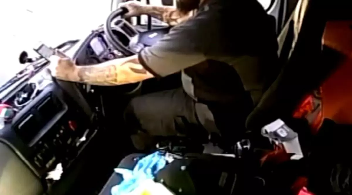 accident provocat de un sofer care isi verifica telefonul