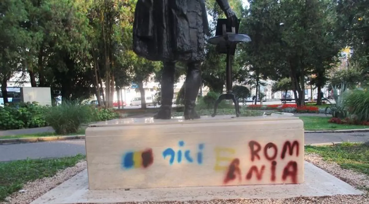 Statuia unui politician maghiar a fost vandalizată, la Satu Mare. "Aici e România"