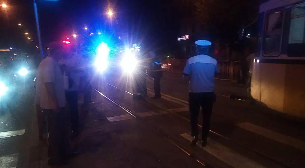 Un pensionar de 81 de ani a fost accidentat grav de tramvai, la Iași. Ca prin minune, nu a fost atins de roți |VIDEO