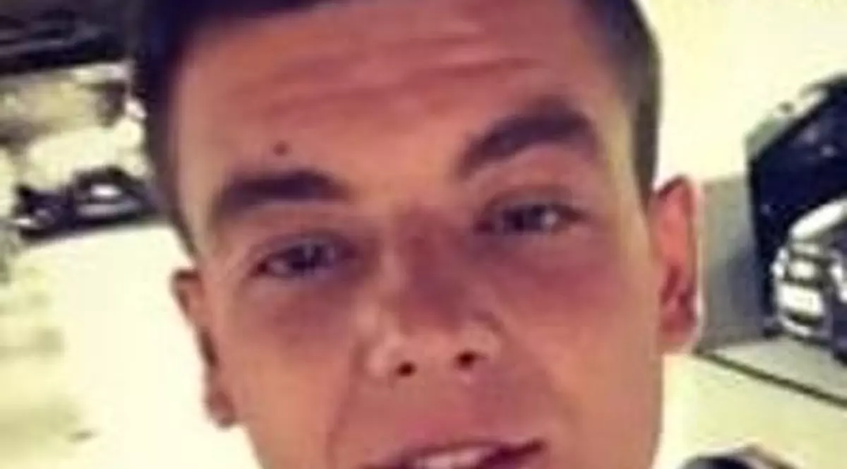 Trei români, acuzați de crimă în Italia. Un tânăr moldovean a fost ucis după o petrecere a burlacilor O noapte de petrecere a avut un final sângeros într-un oraș din Italia. Un tânăr din Republica Moldova și alte șapte persoane au fost rănite, în urma unei încăierări. Trei români sunt acuzați că ar fi comis crima în plină stradă. Incidentul șocant a avut loc în noaptea de sâmbătă spre duminică în localitatea Villorba din Italia. Acolo un grup de aproape 15 persoane, români și moldoveni, au organizat o petrecere a burlacilor pentru un prieten ce urmează să se căsătorească, notează Treviso Today. Cheful nu a fost, însă, pe placul vecinilor, trei bărbați români, care locuiesc în zonă. Târziu în noapte, petrecerea a degenerat într-o încăierare în plină stradă. Deranjați din cauza gălăgiei, cei trei români au început să se certe petrecăreții. Înarmați cu cuțite, bărbații s-au năpustit asupra persoanelor aflate la petrecere. Un tânăr din Republica Moldova a fost ucis în urma scandalului. Alte șapte persoane au fost rănite, trei dintre acestea fiind transportate în stare gravă. Igor Ojovanu avea 21 de ani și era student. Tânărul lucra în același timp și practica atletismul, potrivit Rotalianul. Cei trei români, acuzați de comiterea crimie, au fugit și sunt acum căutați de carabinieri. Săptămâna aceasta, patru români au îngrozit Italia, după ce au torturat o familie de medici, în timpul unui jaf. Capul bandei de hoți români a fost prins de polițiști, după ce ar fi încercat să vândă unul dintre ceasurile furate. Ceilalți trei români, Turlica Constantin Aurel, de 22 de ani, Ion Cosmin Turlica, de 20 de ani, și Ruset Aurel, 25 de ani au fost arestați și duși la închisoarea Lanciano.