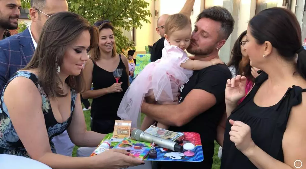 Ce a ales fetița Gabrielei Cristea de pe tavă, la tăierea turtei. I-a surprins pe toți cei prezenți