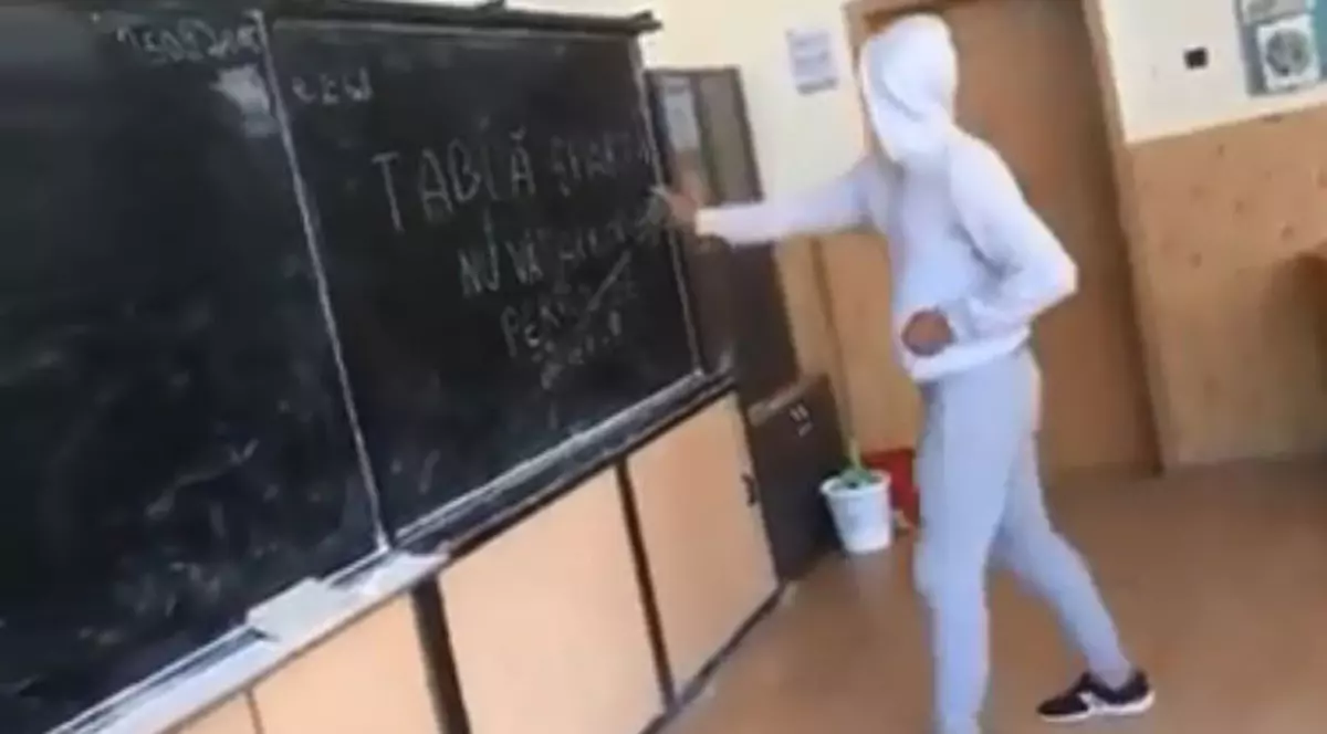 Un elev a venit cu sabia la școală