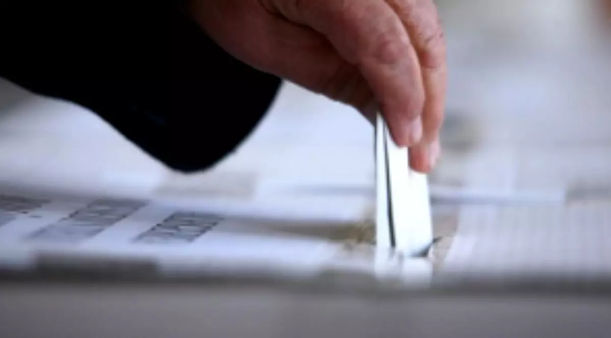 Detalii despre Referendumul din 6 și 7 octombrie. Un votant introduce buletonul de vot în urnă