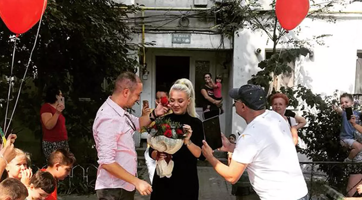 A cerut-o de nevastă în Vaslui, în fața unui bloc modest. Cerere în căsătorie cu vuvuzele