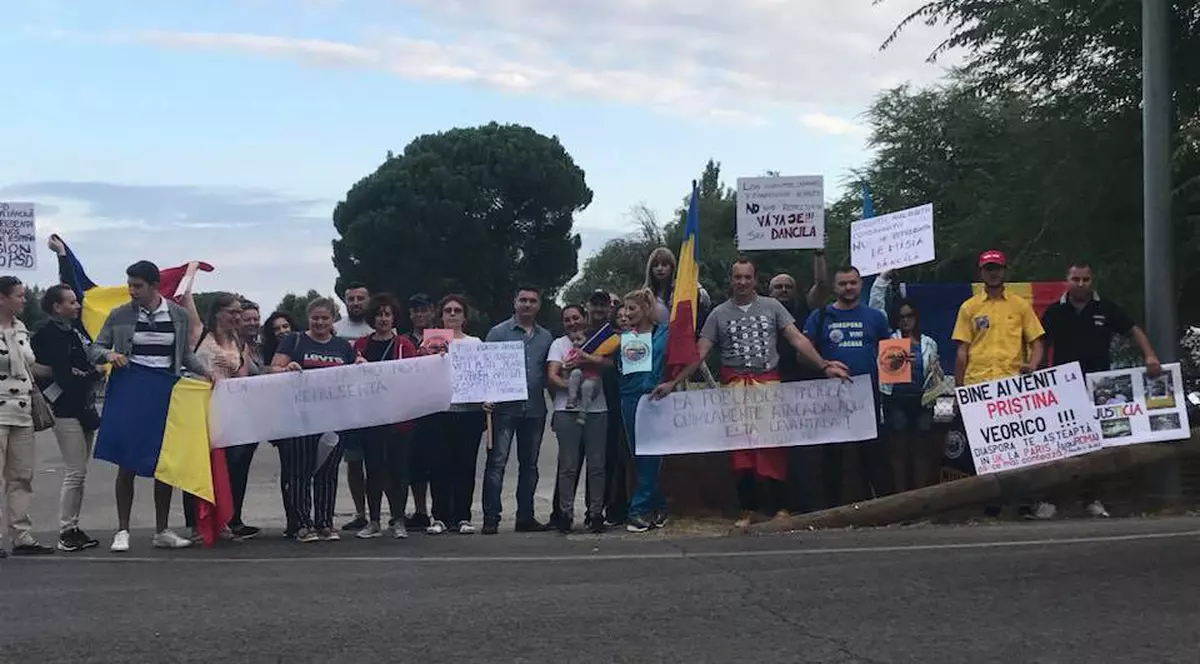 Românii din Spania o primesc pe Viorica Dăncilă cu pancarde și mesaje împotriva penalilor. „Corupţii, hoţii şi condamnaţii penal nu ne reprezintă”