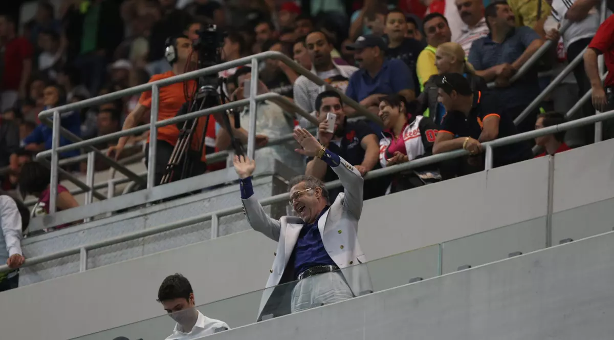Gigi Becali, făcând show pe Arena Națională, de față cu fanii de la Dinamo FOTO: Vlad Chirea