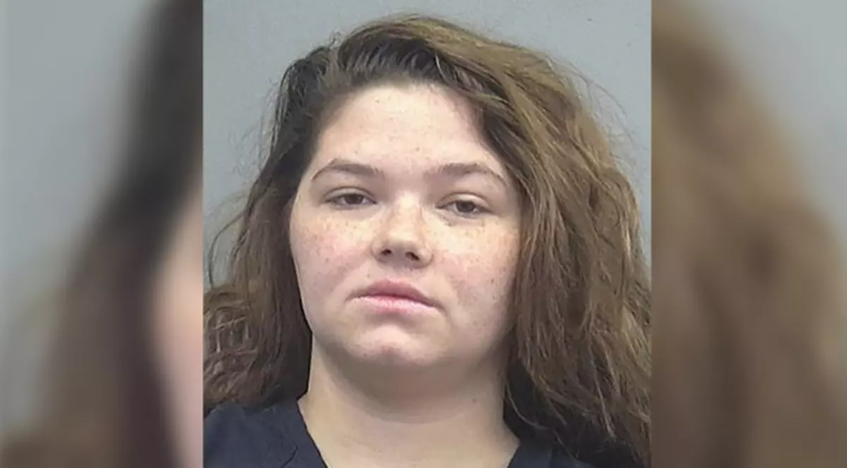 O femeie de 22 de ani a violat un băiat de numai 14 ani în aceeași cameră în care dormeau bărbatul și copiii ei