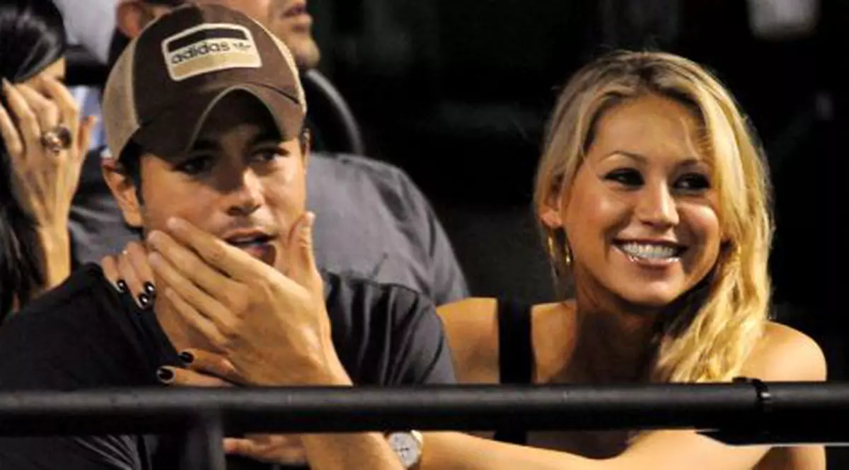 Enrique Iglesias a sărutat pasional o femeie
