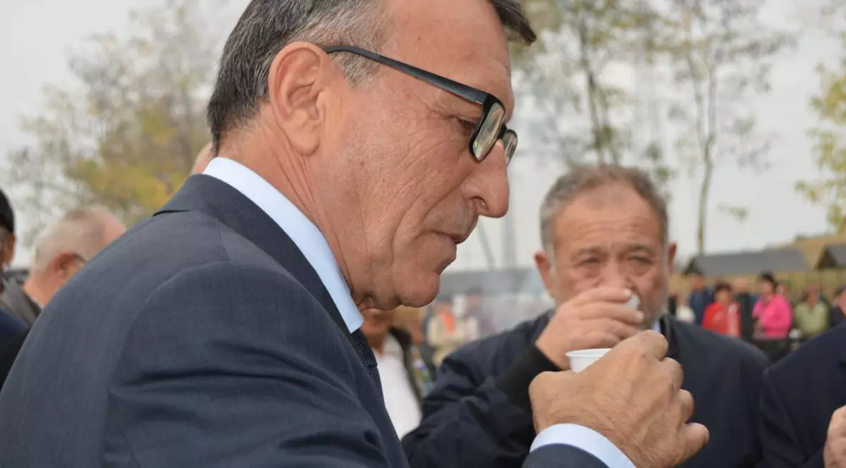 Vicepremierul Stănescu, printre cârlani la proțap și butoiașe cu țuică: ”Bă, doar am gustat"