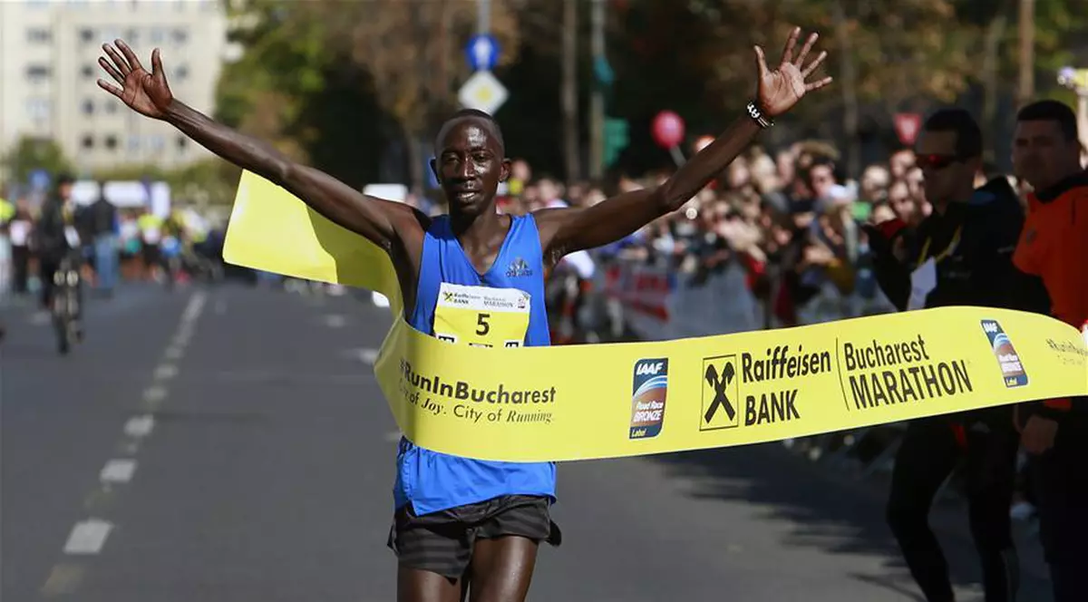 Câștigătorii Maratonului București 2018: kenyanul Hosea Kipkemboi şi etiopiana Almaz Gelana Erba
