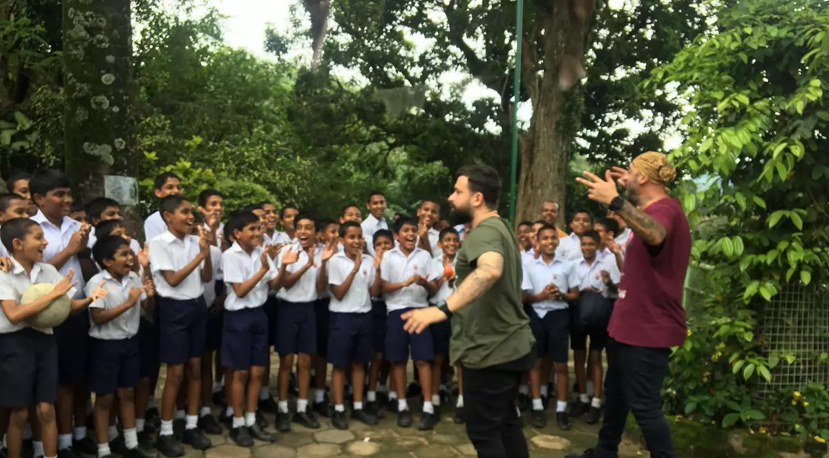 CRBL și Oase, demonstrație de kendama pentru elevii unui colegiu din Sri Lanka