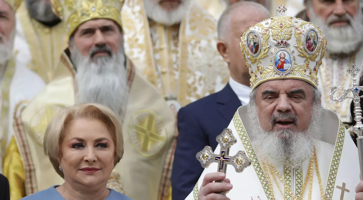 Viorica Dăncilă se închină la moaștele Sfântului Dumitru. Viorica Dăncilă, alături de Patriarhul României, preafericitul Daniel