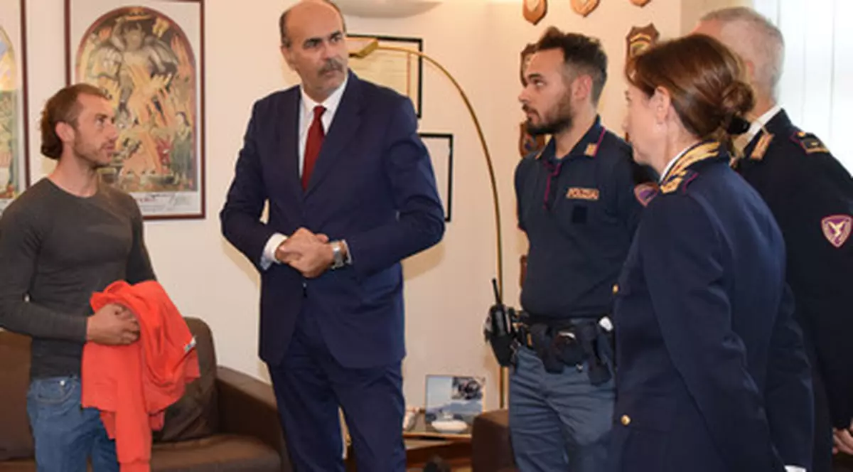 Român erou în Italia. I-a salvat pe polițiști, iar acum a fost premiat