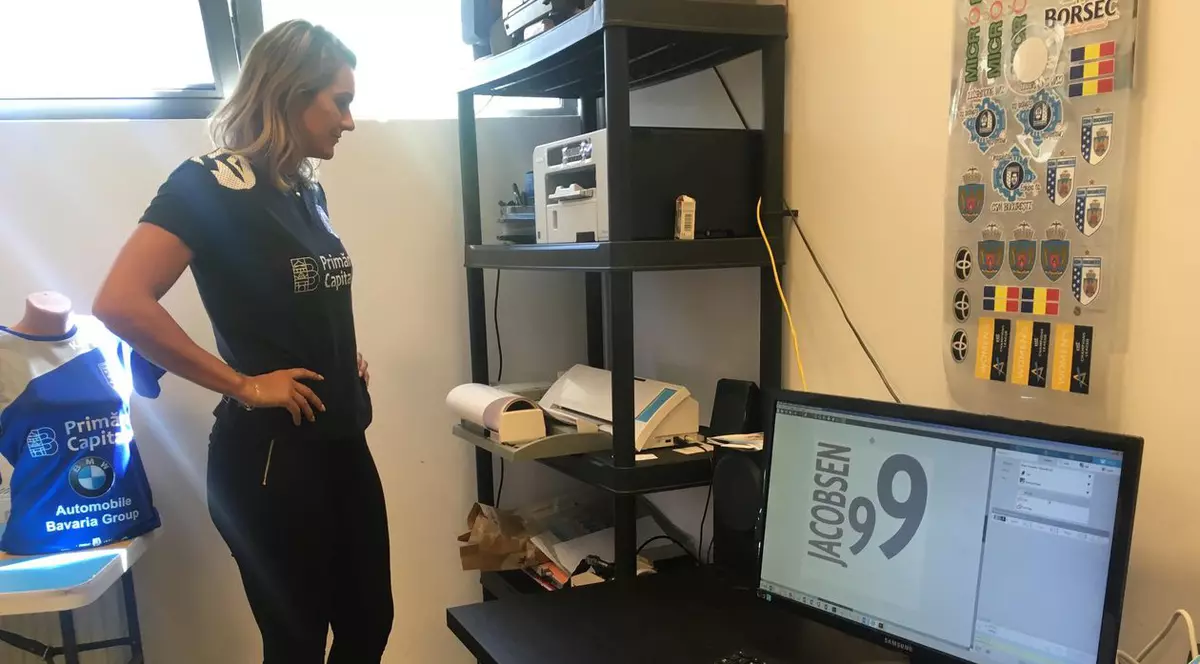 Sabina Jacobsen și-a făcut propriul tricou de joc înainte de meciul CSM București - Ferencvaros, din Liga Campionilor la handbal feminin