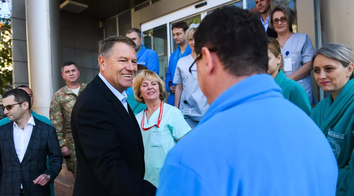 Klaus Iohannis a fost externat din spital, după operația suferită la umărul stâng