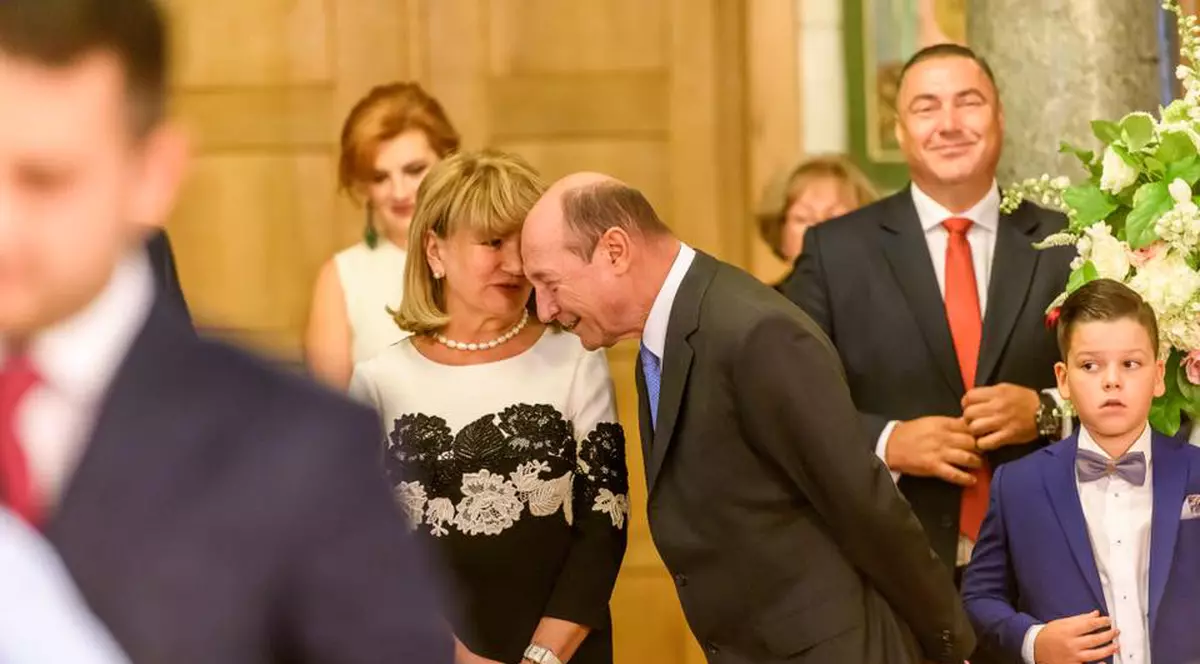 Tot ce nu s-a văzut la botezul nepoatei lui Traian Băsescu. Imagini în premieră de la creștinarea Anastasiei | FOTO