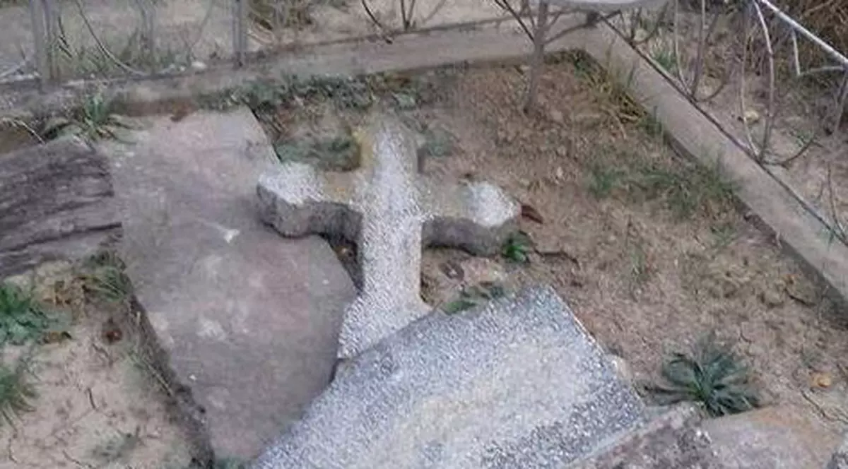 100 de morminte din Cimitirul Lipovenesc au fost vandalizate de mai mulți tineri