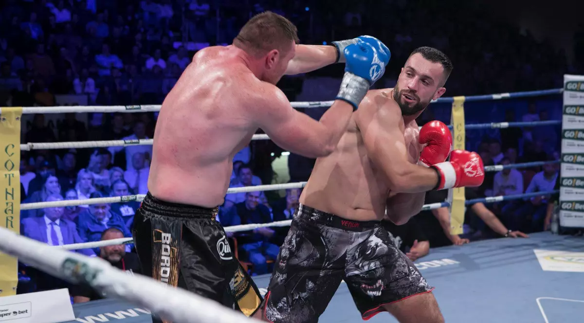 EXCLUSIV/ Neînvins de 3 ani, luptătorul Sebastian Cozmâncă l-a făcut KO pe un multiplu campion național