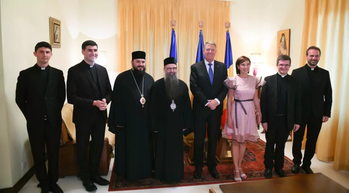 FOTO/ Carmen Iohannis, aspru criticată pentru ținuta aleasă pentru vizita la Episcopia Română din Italia. „Când încurci 25 cu 52"