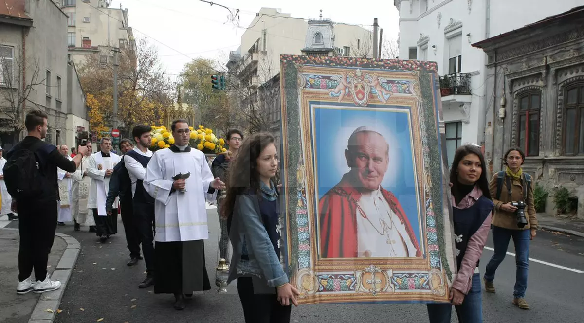 GALERIE FOTO/ Relicva Papei Ioan Paul al II-lea a fost purtată, duminică, prin centrul Bucureștiului. Mii de oameni au venit în procesiune