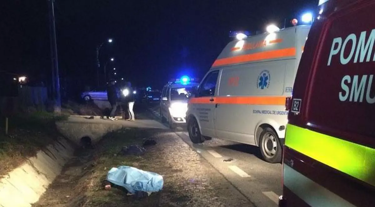 Pacienta moartă în ambulanță, în județul Sălaj. Fotografie de la locul accidentului, cu un cadavru acoperit