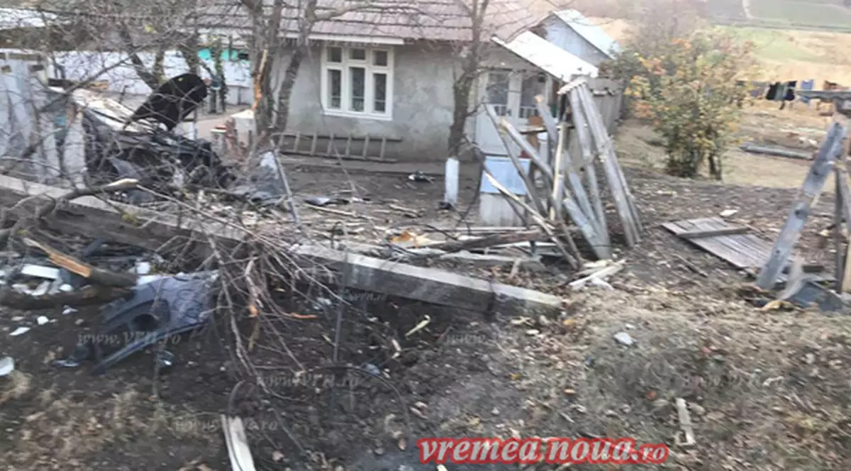 Accident spectaculos la Vaslui. Au zburat cu mașina peste o casă și au picat într-o grădină