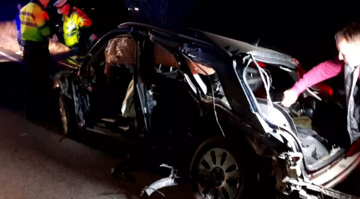 Băiețelul care se afla în mașina în care a intrat șoferul care era live pe Facebook, are coloana ruptă