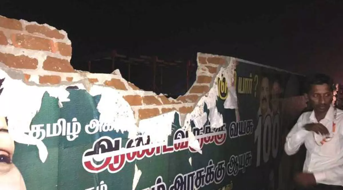 Un avion plin cu pasageri a lovit un zid în timp ce decola! Imagini surprinse la scurt timp după impact